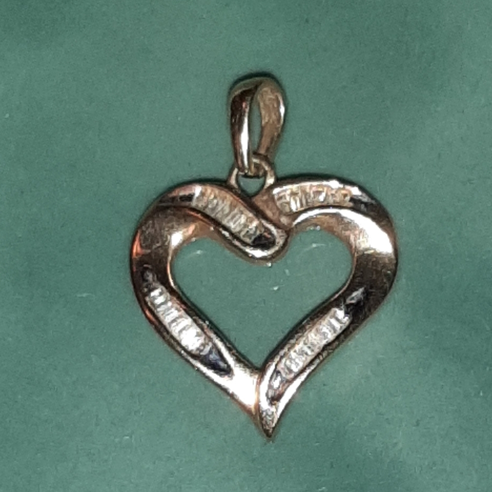 💞Beautiful! Solid 10 kt. Gold & Genuine Diamond Heart Pendant💞